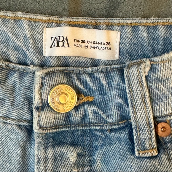 Zara Blue Distressed Jean Shorts High-Waisted

#1034 - Picture 4 of 5